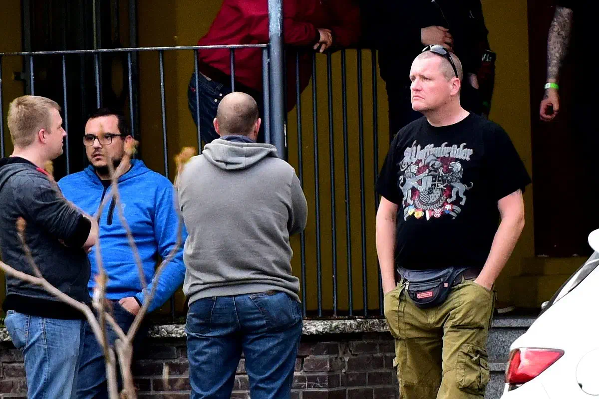 Der Sänger der Bremer Nazibands "Kategorie C" und "Nahkampf" Hannes Ostendorf vor Beginn der Veranstaltung in Wahlstedt. Der Schriftzug "Waffenbrüder" spielt in verherrlichender Weise auf die "Waffen-SS" und deren europäischen Freiwilligenverbände an. 