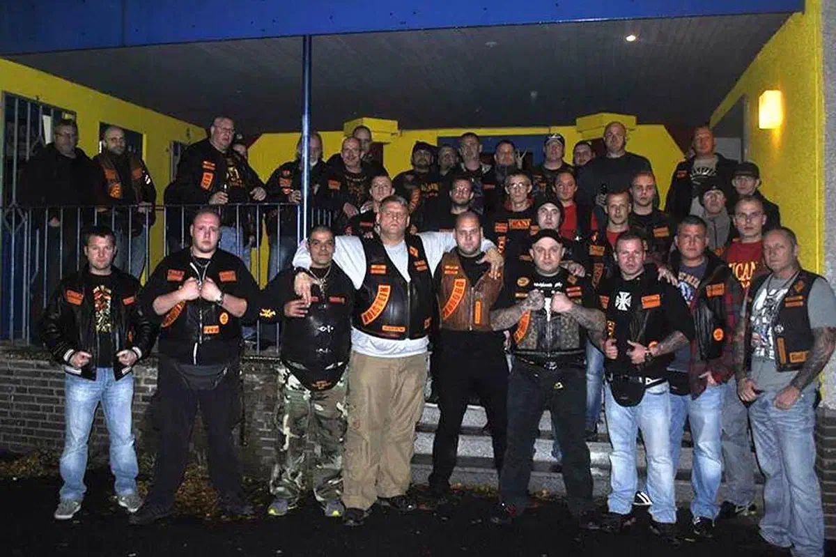 Der "Bandido MC Northgate" besitzt enge Verbindungen in die organisierte Neonaziszene. Zu den Führungspersonen gehöhren bereits in der Vergangenheit Aktivisten des in der Bundesrepublik verbotenen Netzwerks von "Blood & Honour". Auf dem Bild (vierte Person von rechts, untere Reihe) befindet sich auch der ehemalige B&H-Aktivist Alexander Hardt