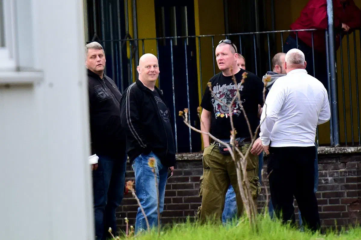 Mitglieder des "Bandido MC Northgate" gemeinsam mit Hannes Ostendorf vor dem Bandido Clubhaus in Wahlstedt.