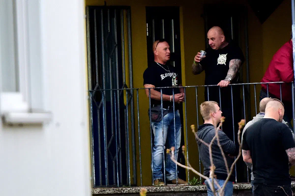Vor Ort befanden sich ebenfalls führende Mitglieder der NPD. So auch Mark Proch (rechts im Bild), seines Zeichens NPD-Ratsherr im Stadtrat von Neumünster, hier im Gespräch mit dem langjährigen Hamburger Neonaziaktivisten Thorsten de Vries.
