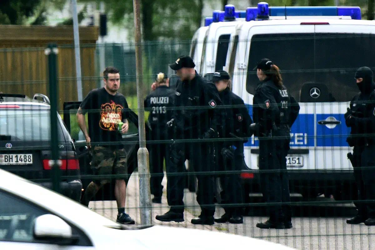 Nachdem ein Großteil der Neonazis bereits ab 18 Uhr die Räumlichkeiten des "Outlaw Motorcyleclubs" im Wahlstedter Industriegebiet erreichte, erschien die Polizei ab 19 Uhr mit Einsatzkräften am Ort des Geschehens und kontrollierte nachrückende Teilnehmer*innen. Etliche der anreisenden Neonazis machten ihre Zugehörigkeit zur organisierten Neonaziszene durch das Verwenden von Szenekürzeln wie "BH", "C18" oder "1488" in ihren Autokennzeichen deutlich.