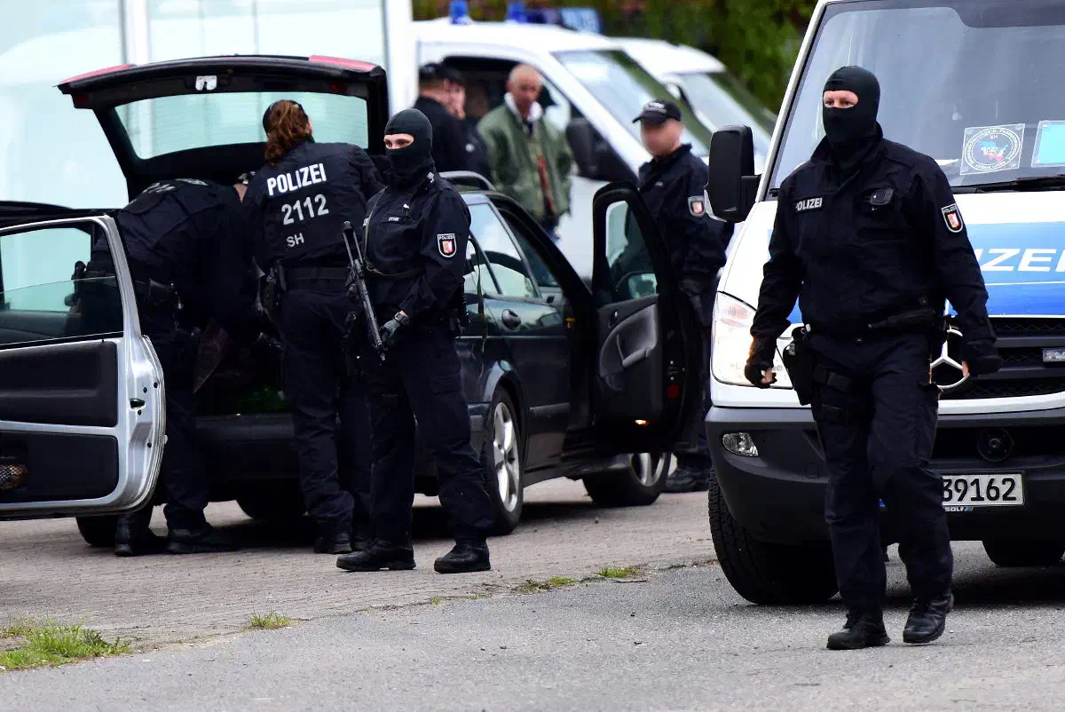 Eine schwer bewaffnete Spezialeinheit der Eutiner Polizei sperrte zum Zweck der Vorkontrolle eine Zufahrt an der Hauptstraße zum Clubheim. Eine Maßnahme, welche offensichtlich eher dem Veranstaltungsort als der politischen Ausrichtung der Veranstaltung geschuldet war.