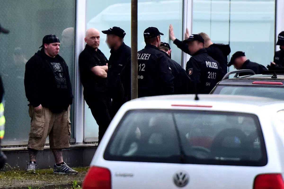 Ebenso anwesend waren Neonazis aus den Strukturen des Terrornetzwerks „Combat 18“ (C18) wie Marco Eckert (hier links im Bild), die erst im vergangenen Jahr, zum „Tag der deutschen Zukunft“ (TDDZ) in Dortmund gemeinsam mit dem C18-Gründer Will "the Beast" Browning in Erscheinung traten. Browning gilt dabei als politischer Überzeugungstäter. Unter seiner Leitung schlossen sich Neonazis innerhalb von "Combat 18" zusammen um den bewaffneten Kampf nicht nur zu propagieren, sondern diesen in die Tat umzusetzen.