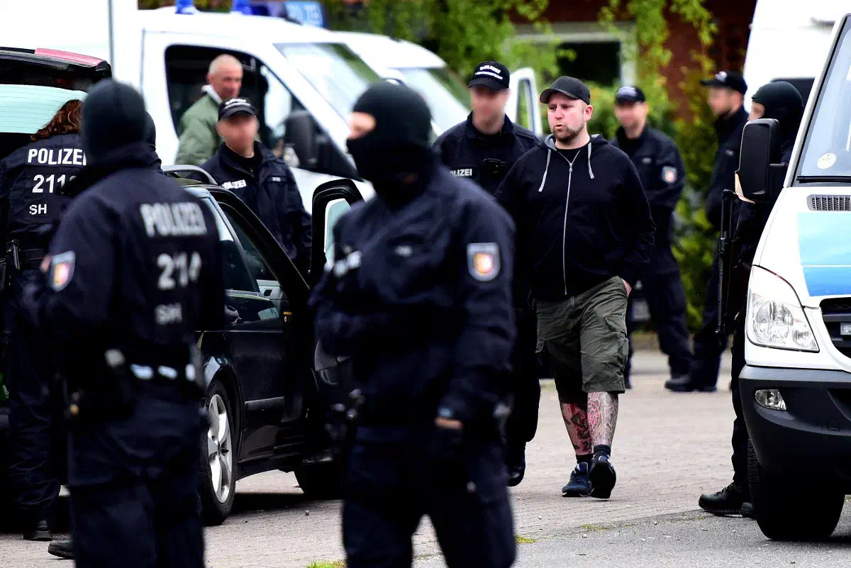 Auch der ursprünglich aus Cismar im Kreis Ostholstein stammende Bergeest war am vergangenen Wochenende in Wahlstedt zugegen., Bergeest wohnte zwischenzeitlich in Dänemark in einer Wohngemeinschaft mit Flemming Muff Christiansen, Führungsfigur von B&H in Dänemark und Betreiber des Labels "Celtic Moon". Auch Bergeest trat bereits als Aktivist von "Blood & Honour Danmark" in Erscheinung und ist so mit dem theoretischem Überbau vom "führerlosen Widerstand" von "Combat 18" bestens vertraut. Auch Bergeest traf im vergangenen Jahr mit dem C-18 Gründer Will Browning in Dortmund zusammen.