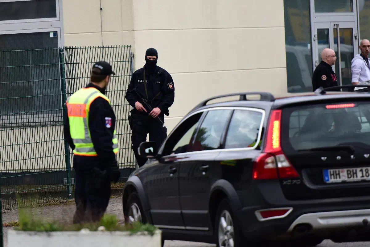 Während die Polizei im Nachgang der Veranstaltung von etwa 60 Teilnehmenden sprach, konnten insgesamt wohl über 100 Neonazis und Personen aus dem Rocker-Milieu aus verschiedenen Bundesländern in Wahlstedt zusammenkommen.