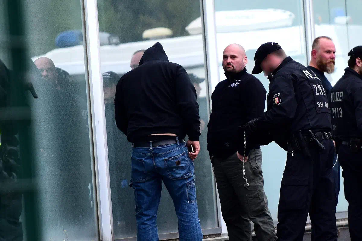 Ein langjähriger Freund des bereits erwähnten Hamburger Neonaziaktivisten Thorsten de Vries war ebenfalls Gast der Veranstaltung. Sven Johansson (hier Bildmitte) war früher, ebenso wie viele weitere Konzertbesucher*innen im Umfeld von "Blood & Honour" organisiert und gehört ebenso zum Bekanntenkreis des ehemaligen "Blood & Honour" Führungskaders Stefan Silar (ehemals "Blood & Honour Nordmark") aus Tostedt befreundet. Inzwischen ist Johansson bei den Rockern von "Gremium MC" unterkommen, einem der letzten "Outlaw-MCs" die sich nicht den Hells Angels oder den Bandidos angeschlossen haben.