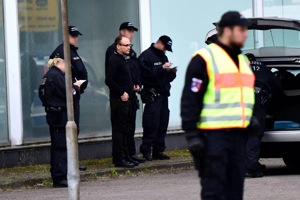 Bildmitte: Jan Steffen Holthusen. Der Neonazifunktionär ist seit Jahren einer der führenden Köpfe der neonazistischen Szene Hamburgs. In den 90er startete er mit der Kameradschaft "Bramfelder Sturm", und gab dessen gleichnamige Zeitschrift seit 1994 heraus. 1997 benannten sich Kameradschaft und das Nazi-Blatt in "Hamburger Sturm" um. Mit Holthusen als Herausgeber wurde dort 1999 der bewaffnete Kampf propagiert. So hieß es dort:  "Wir sind im Krieg mit diesem System und da gehen nun mal Bullen oder sonstige Feinde drauf." Heute agiert Holthusen als Landesgeschäftsführer der NPD in Hamburg.