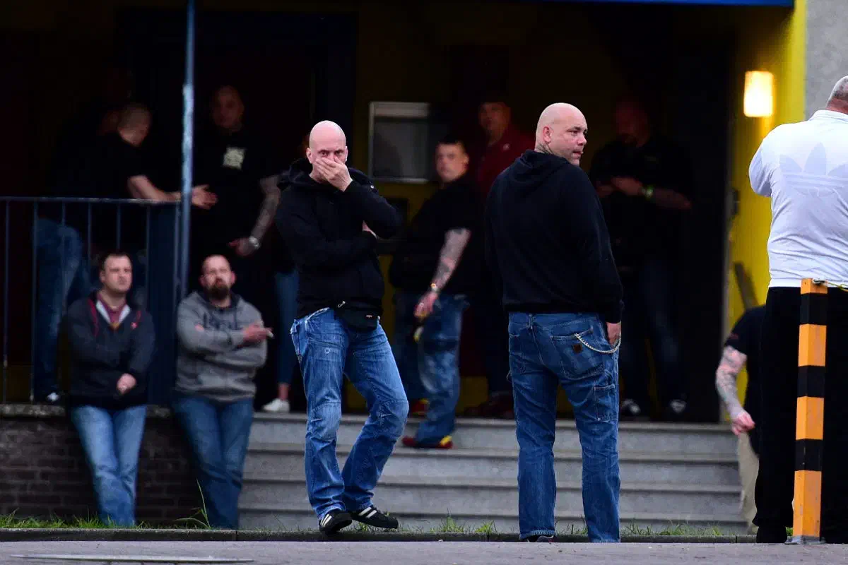 Neben Neonazis die sich aus Strukturen von "Blood & Honour" (B&H) rekrutierten, waren auch Mitglieder der "Hammerskins" in Wahlstedt vertreten. Zu diesen gehörte der in Mölln wohnhafte Thorsten Wolff (rechts), welcher regelmäßig das "Thinghaus" in Grevesmühlen besucht und an die Mecklenburger "Hammerskin"-Struktur angebunden ist. Schon seit einiger Zeit ist eine zunehmende Zusammenarbeit der ursprünglich konkurrierenden "Hammerskin"-Organisationsstrukturen mit denen von "Blood & Honour" zu beobachten. 