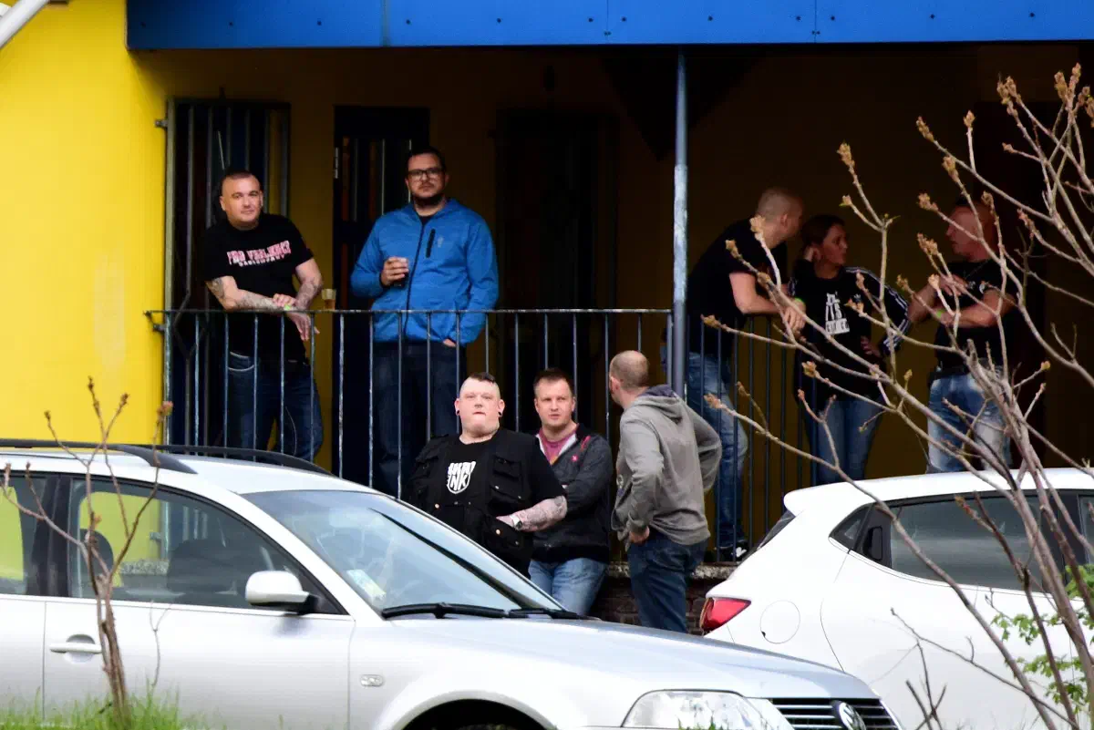 Warum die Behörden in Schleswig-Holstein, nun zum wiederholtem Mal das einschlägige Neonazikonzert gewähren ließ, blieb am Wochenende das Geheimnis der Einsatzleitung der Polizei. Eine Stellungnahme blieb die Einsatzleitung schuldig. Die Verbindungen zu den Netzwerken von "Blodd & Honour", "Combat 18" und den "Hammerskins" schienen zumindest keinen Anlaß zu geben sich in Sichtweite des Konzertes zu positionieren. Stattdessen konnte die Veranstaltung bis zuletzt relativ ungestört über die sprichwörtliche Bühne gehen.