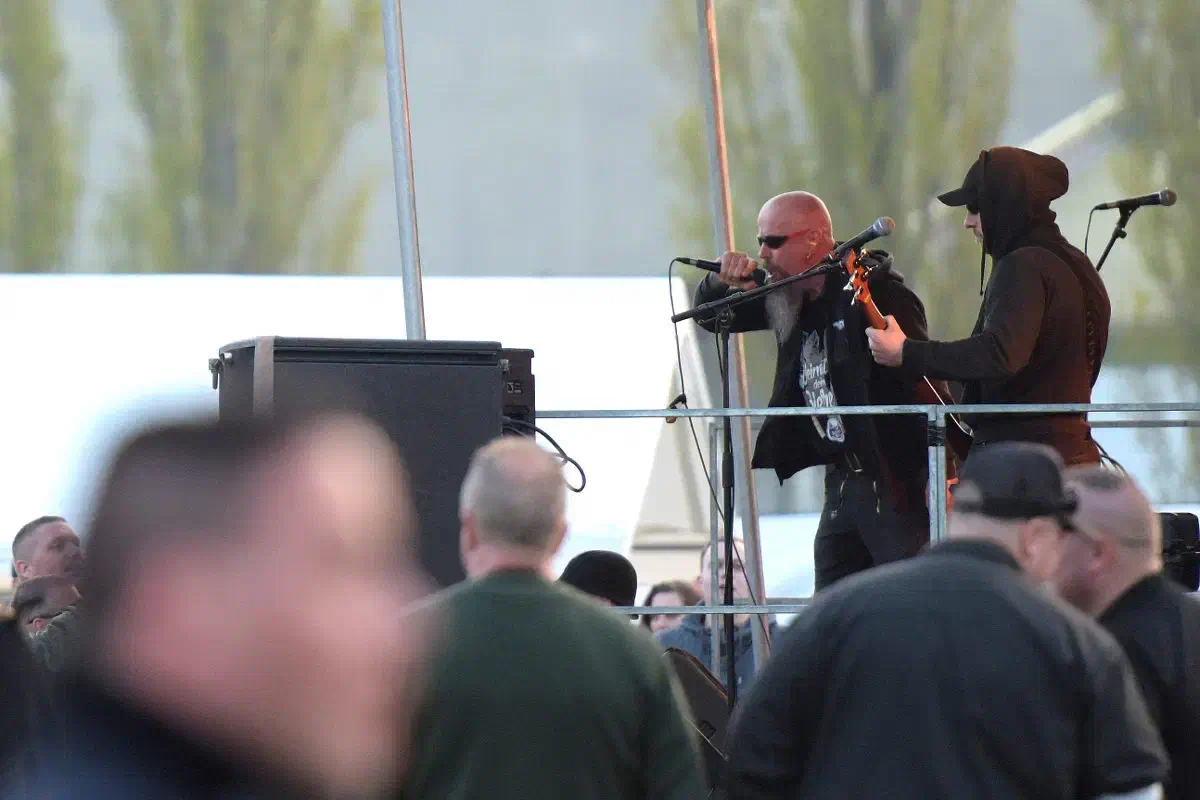 Die 2003 gegründete Berliner Gruppe "Lunikoff-Verschwörung" zählt seit ihrem Bestehen zu den Kultbands der neonazistischen Szene. Ihrem Ruf als politische Hardliner wurde die Band auch zuletzt während des "Eichfeldtages" gerecht: zum Repertoire der Neonazimusiker um Michael Regener gehörte am ersten Maiwochende 2017, sehr zur Freude der angereisten Festivalbesucher*innen, auch der sogenannte "Klan-Song"...