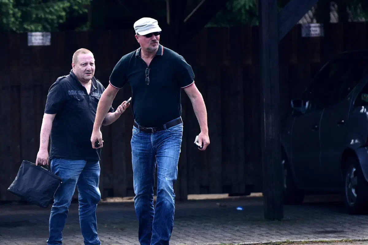 Links: Jens Wagenlöhner, seines Zeichens Vorsitzender des NPD-Unterbezirks Ostfriesland-Friesland. Wagenlöhner gilt als Bindeglied in die militante Kameradschaftsszene im Weser-Ems Gebiet. So bewegt sich Wagenlöhner im Umfeld der neonazistischen Kleinstgruppe "Aktionsgruppe Weser/Ems", die Neonazis aus Oldenburg, Wilhelmshaven und Friesland vernetzen soll.