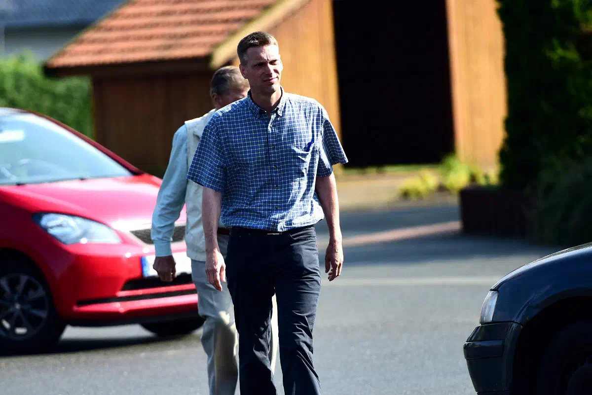 Ob das polizeiliche Vorgehen mit den Ankündigungen von Niedersachsens Innenminister Boris Pistorius "standhaft und aktiv" gegen die NPD vorzugehen, diese zu beobachten und ihren Handlungsspielraum einzuschränken, übereinstimmt, darf bezweifelt werden. Ein ähnliches Szenario bot sich bereits im letzten Jahr während des NPD-Landesparteitages in Wolfsburg. Zwar behauptet der Pressesprecher der Polizeidirektion Wolfsburg bis heute vehement, dass die Polizei Wolfsburg Kenntnis vom damaligen Veranstaltungsort besaß, was von anwesenden Beobachter*innen jedoch massiv in Zweifel gezogen wird. Auch im Jahr 2016 waren keine Einsatzkräfte vor Ort. Stattdessen bezog die Polizei in Wolfsburg ihre diesbezüglichen Informationen mutmasslich über eine Fotostrecke auf der Internetpräsenz der recherche-nord... und verkaufte die Informationen prompt als Ergebnis eigener Ermittlungen. Angaben über Herkunftsorte der damaligen Teilnehmer*innen, deren Anzahl und den Ablauf der Veranstaltung kann die Polizei Wolfsburg bis heute nicht geben: entsprechende Nachfragen wurden in der Vergangenheit unter anderem mit dem Auflegen des Telefons und dem Abbruch des Gesprächs beantwortet. Aus diesem Grund wurde in diesem Jahr besonderer Wert darauf gelegt eine Veröffentlichung bzgl. des NPD-Landesparteitages erst ein paar Tage verzögert herauszugeben.