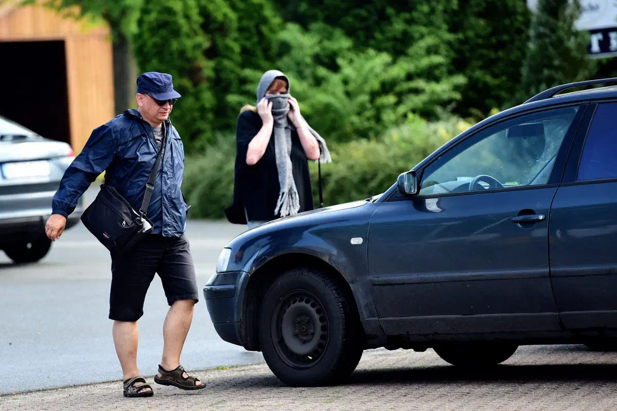 Im Hintergrund vermummt: Karin Hollack, Mitglied im NPD-Unterbezirk Heide-Wendland. Die langjährige NPD-Aktivistin verlor im Verlauf des Landesparteitages ihren Posten als Beisitzerin im Landesvorstand der NPD-Niedersachsen. 
