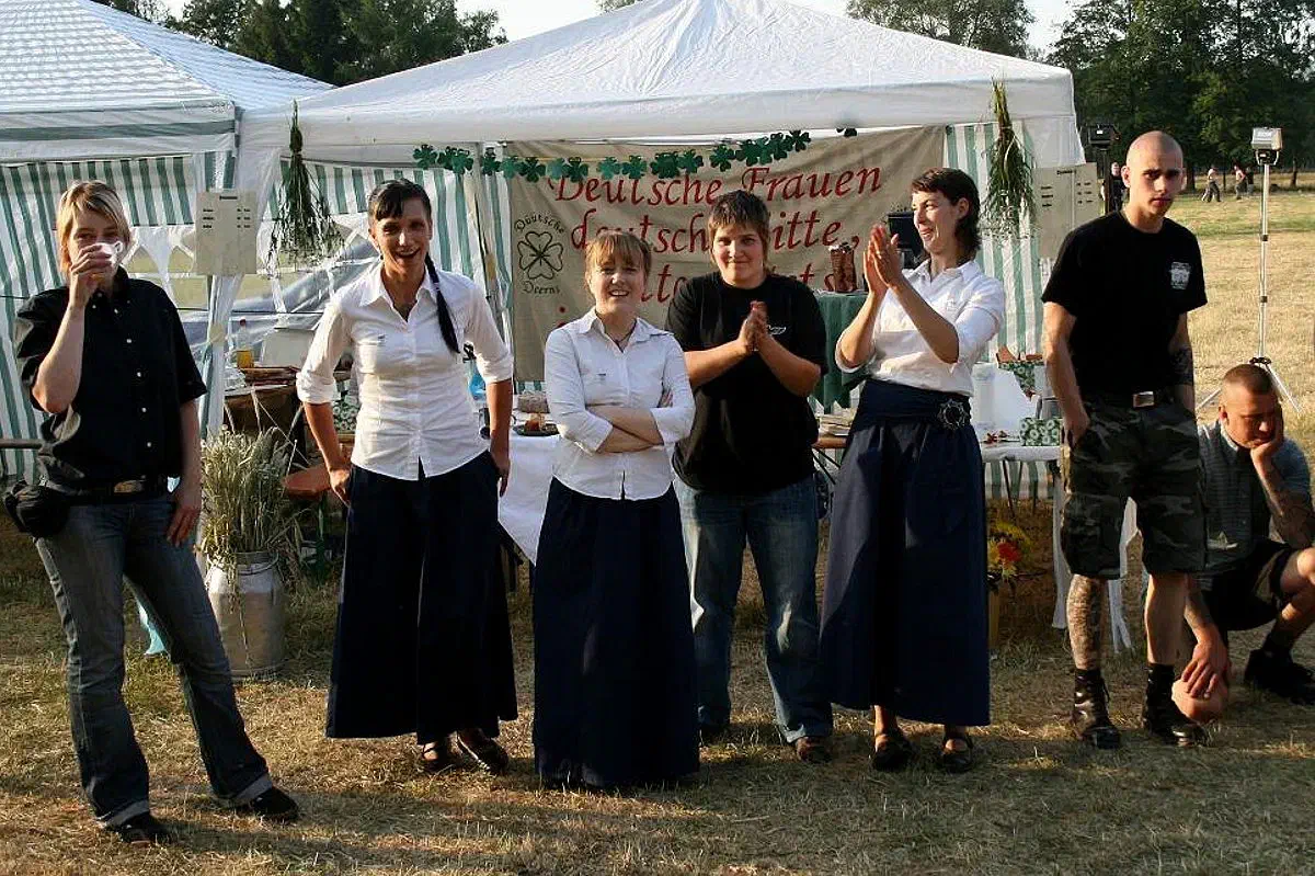 Bei den "Düütschen Deerns" handelt es sich um eine neonazistische Frauengruppe, die sich an der Organisation verschiedener Veranstaltungen, primär Sommer- und Wintersonnenwendfeiern und Erntefesten beteiligt und diese mitorganisiert. Diese finden zumeist im niedersächsischen Eschede statt.