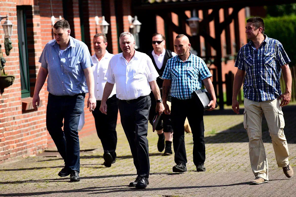 Der diesjährige Landesparteitag der NPD-Niedersachsen stand im Zeichen von Verjüngungssprozessen. Primär geht es der NPD-Niedersachsen um die Stabilisierung ihrer Strukturen und um eine zukünftige Begrenzung ihres Mitgliederschwunds. Angesichts der Konkurrenz, welche der NPD durch die Partei "Alternative für Deutschland" (AfD) erwachsen ist, gibt sich die niedersächsische Parteiführung keinen Illusionen hin. Man wolle abwarten und erst nach dem von der NPD erwarteten und erhofften Zusammenbruch der AfD wieder offensiver nach außen treten.