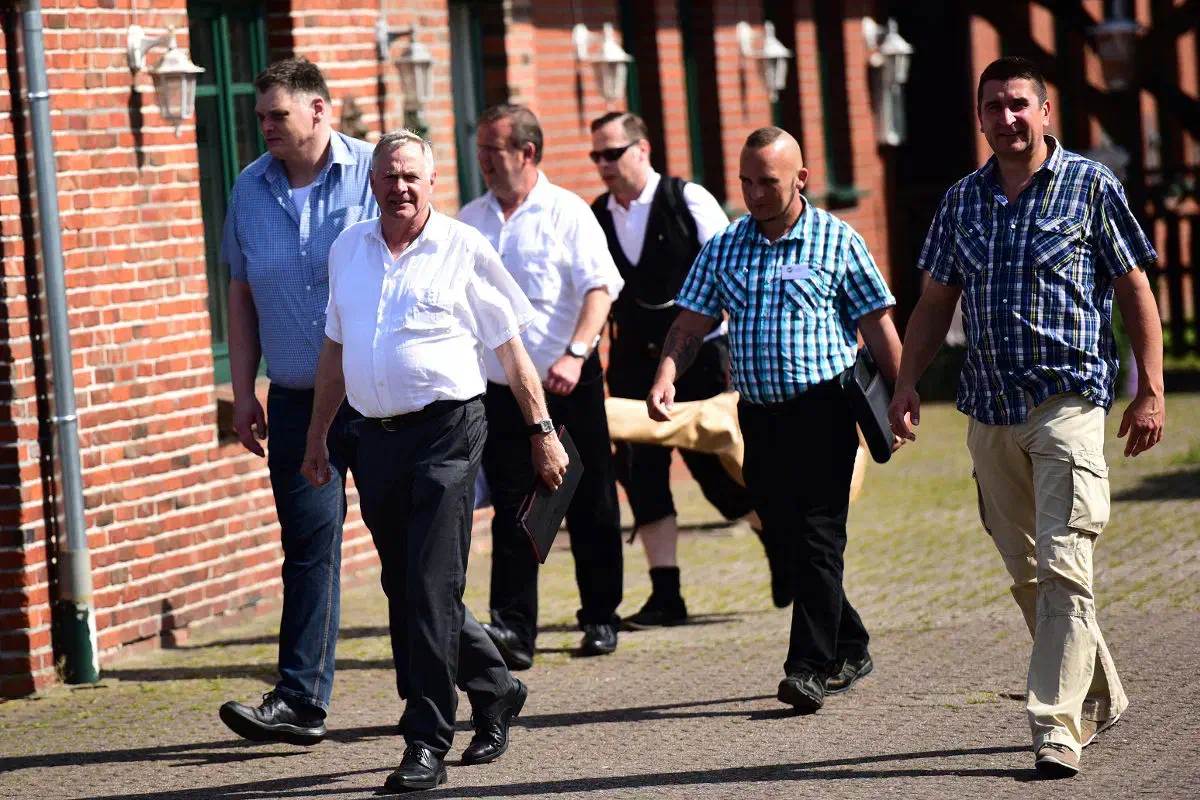 Mitglieder NPD-Unterbezirks Heide-Wendland sowie des NPD-Unterbezirks Stade während der Abreise aus Petersdorf. Manfred Börm (Bildmitte) sowie Matthias Behrens (rechts im Bild) schienen im Verlauf der Veranstaltung etwas desorientiert. So behaupteten diese das sie den neuen Vorstand der NPD ind Niedersachsen repräsentieren würden. Diese Fehleinschätzung mag wohl auch am Alkoholkonsum gelegen haben, dem sich einige NPD-Delegierte am vergangenen Wochenende hingaben.