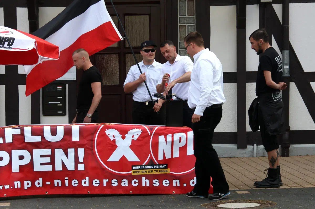 Die mitgebrachte schwarz-weiß-rote Fahne musste nach Aufforderung durch die Polizei eingerollt werden, weil sie den Auflagen wiedersprach.