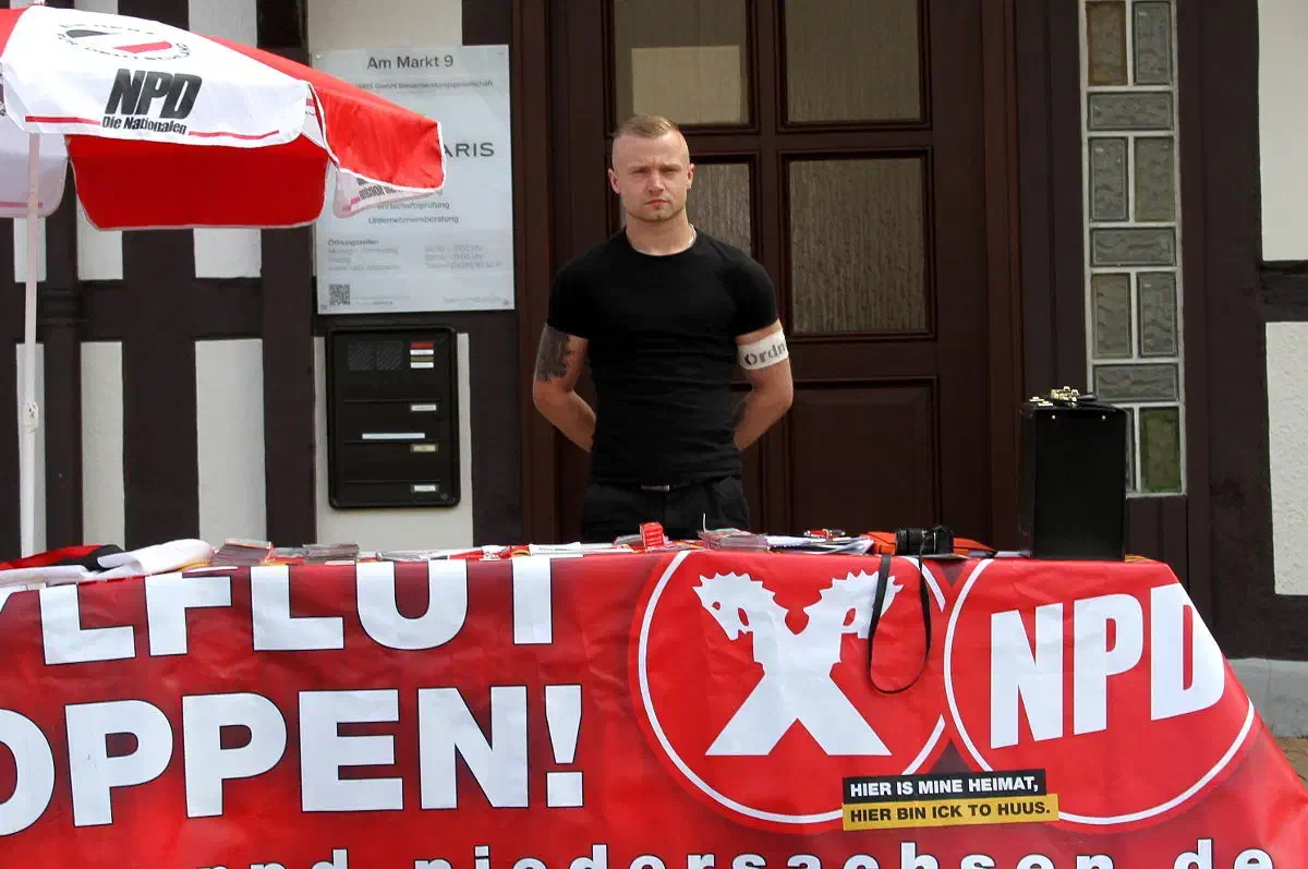Während die Mitglieder der NPD-Jugendorganisation (JN) immer wieder mit ihren Flugblättern durch die Innenstadt von Seesen liefen, wurde der Infotisch von der Bevölkerung weitestgehend ignoriert.