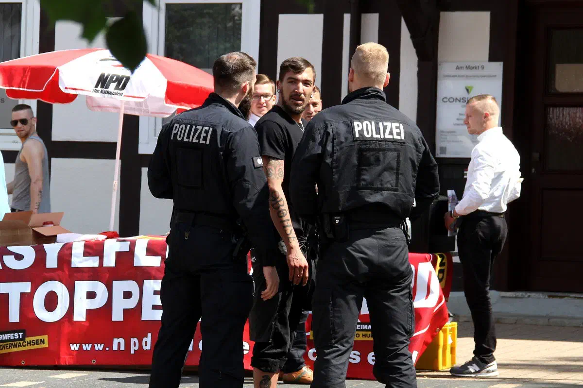Konsequent wurde auch gegen Pöbeleien und Beleidigungen gegenüber anwesenden Fotografen vorgegangen.