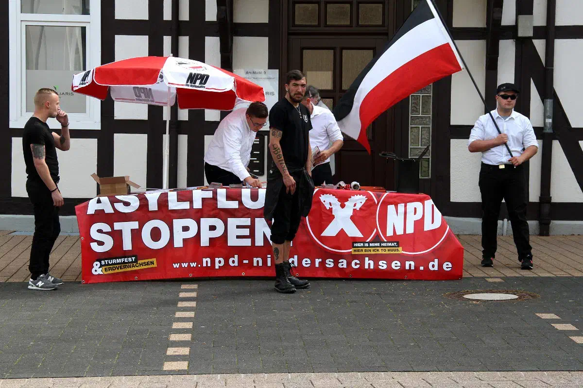 Auffällig war am vergangenen Samstag vor allem die Bezugnahme und Bewerbung der neonazistischen Kampagnendemonstration "Tag der deutschen Zukunft" (tddz). Entsprechende Flugblätter wurden in Seesen durch die angereisten Neonazis verteilt. Angesichts der personellen Überschneidung stellt sich die Frage inwieweit die NPD-Niedersachsen an der Vorbereitung des kommenden tddz involviert sein dürfte.