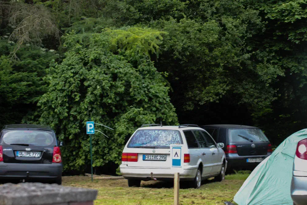 Auf dem Gelände befanden sich ausgewiesene Park- und Campingplätze.