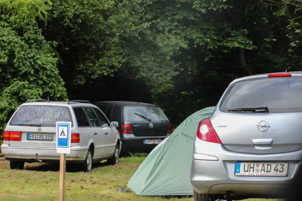 Aufgetreten ist ein rechter Liedermacher, der im Garten auf einer selbstgebauten Bühne das Publikum beschallte.