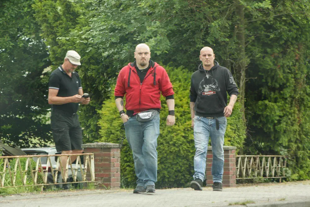 Auch der zuletzt zu einer Haftstraße verurteilte Jens Malte Hillers (mitte) und der ebenfalls aus Wilhelmshaven angereiste Daniel Rode (rechts) nahmen an der Veranstaltung teil.