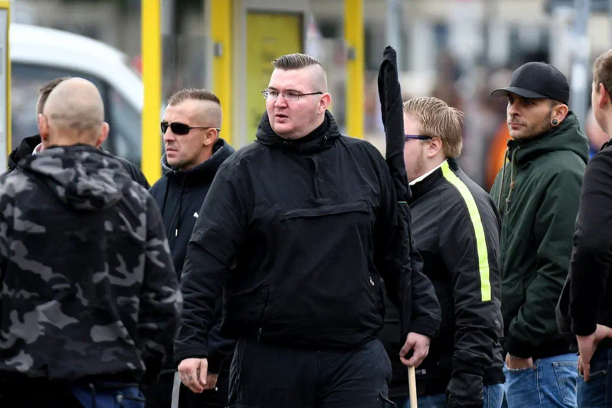 Unterstützung erhofft sich die Kampagne auch von den Strukturen sogenannter "Autonomer Nationalisten", welche nach Richtungsstreitigkeiten und schwindener Relevanz derzeit vor allem unter der Bezeichnung "Anti-Kap" in Erscheinung treten. Als potentielles Bindeglied tritt dabei Sören Surdyk (Bildmitte) in Erscheinung. Surdyk gilt als einer der wenigen Neonazis welche das Konzept "Autonomer Nationalisten" weiterhin in Niedersachsen verfolgen. Ein Konzept welches aufgrund innerer Widersprüchlichkeiten inzwischen einen enormen Teil seiner Anziehungskraft, insbesondere auf jüngere Neonazis verloren hat.