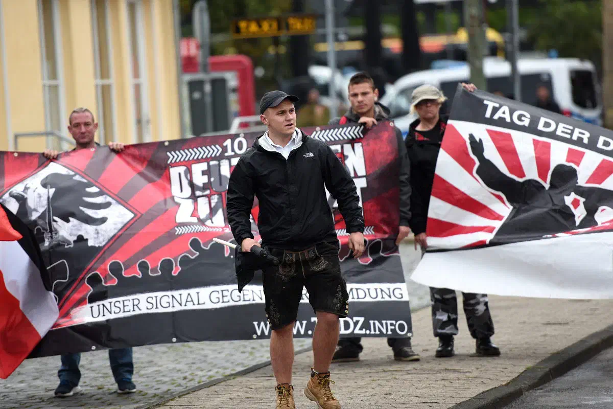 Die Veranstaltungsleitung der Kundgebung in Goslar wurde vom lokalem Neonaziaktivisten Joost Nolte (Bildmitte) übernommen.