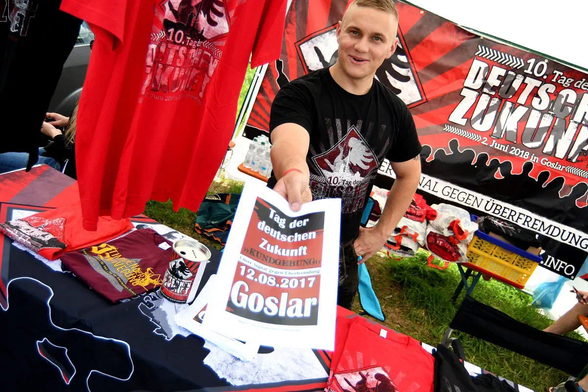 Nolte, hier an einem Infostand der TDDZ-Kampagne während eines Neonazikonzertes am 29.07.2017 im thüringischen Themar, gilt als einer der Hauptaktivisten der derzeitigen TDDZ-Kampagne.