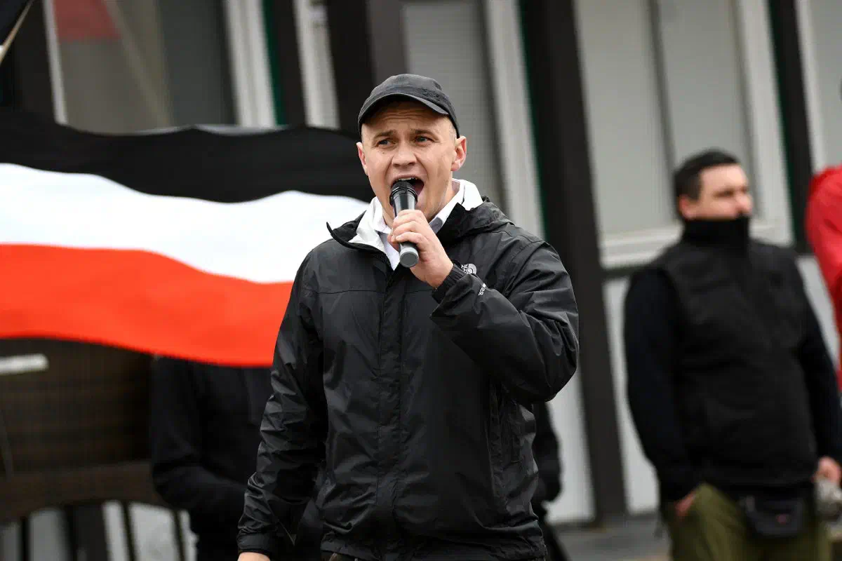 Joost Nolte während des ersten Redebeitrages. Darüber hinaus verwaltete Nolte auch den mitgeführten Lautsprecher über den die Reden auf dem weitestgehend menschenleeren Platz übertragen wurden.