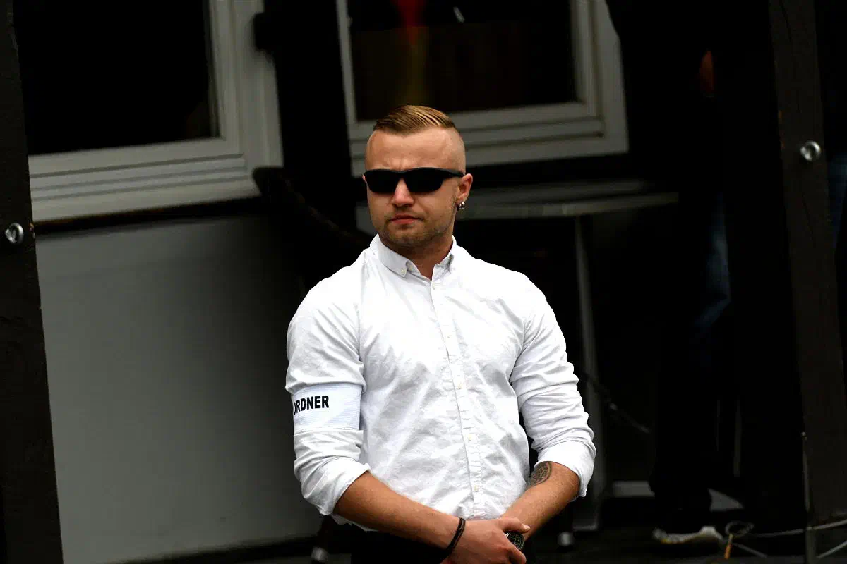 Angesichts der geringen Anzahl von Teilnehmer*innen musste die Veranstaltungsleitung der Neonazikundgebung insgesamt drei Ordnerkräfte stellen. Allesamt rekrutierten sich aus lokalen Neonaziaktivisten, wie hier Dominik Brandes.