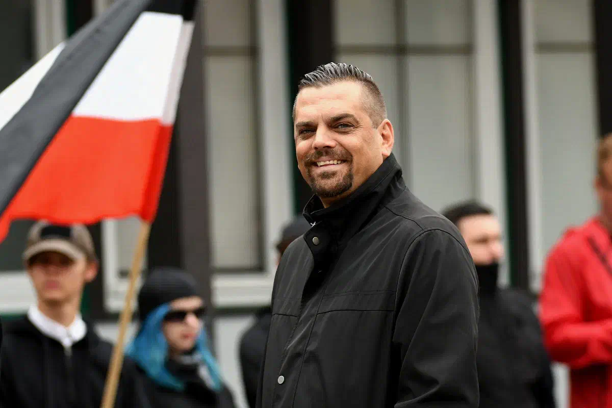 Als weiterer Redner in Goslar betrat der niedersächsische Neonaziaktivist und Versicherungsmakler Jens Wilke des Pflaster des eingezäunten Bahnhofvorplatzes. Der ehemalige NPD-Kandidat agierte zuletzt als Führungsfigur der Gruppierung "Freundeskreis Thüringen/Niedersachsen" (FkTN). Die Gruppierung welche stark an die neonazistische "Bürgerbewegung Thügida" angebunden ist, veranstaltete insbesondere im vorangegangenen Jahr eine Reihe von Kundgebungen und Demonstrationen und konnte überregional Aktivitäten entfalten.