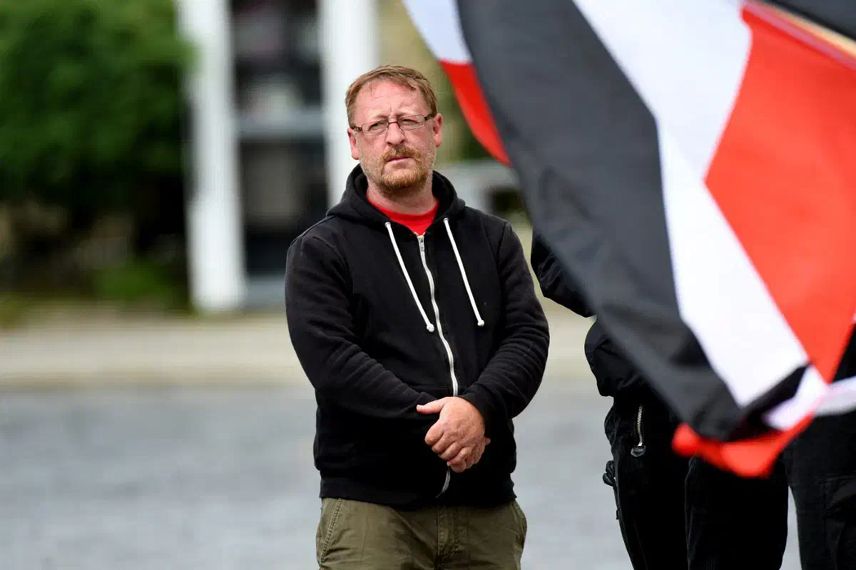 Keinen Redebeitrag durfte hingegen der Neonaziaktivist Dieter Riefling halten. Dieses wurde ihm durch die Behörden untersagt. Riefling trat in der Vergangenheit immer wieder durch gewaltverherrlichende und beleidigende Redebeiträge in Erscheinung. Riefling selbst gilt als treibende Kraft hinter der TDDZ-Kampagne, welche vor neun Jahren durch parteifreie Neonazis im Rahmen von des Vernetzungstreffens "Stammtisch Nord" konzipiert wurde. Der als gewaltbereit geltende Riefling, der seine damalige Ehefrau Ricarda Riefling bei Gelegenheit schonmal mit einem Fahrradschloß verprügelte, sorgte szeneintern zuletzt vor allem wegen seines ausgeprägten Alkohlkonsums für Gesprächsstoff.