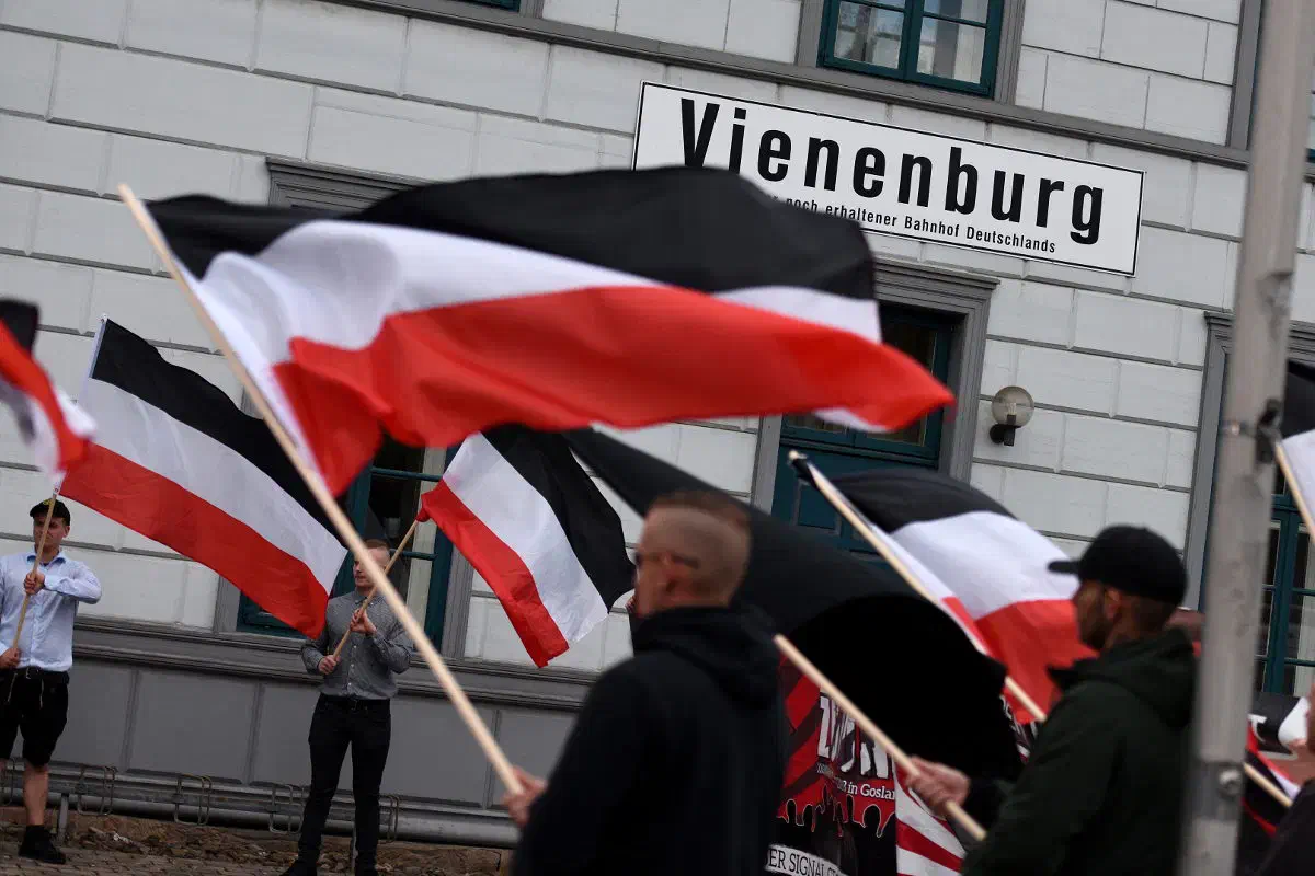 Nach Goslar versammlten sich die Kundgebungsteilnehmer*innen im nahegelegenen Vienenburg. Auch hier wurde die Veranstaltung weitestgehend abgeschottet auf dem Bahnhofsvorplatz durchgeführt.