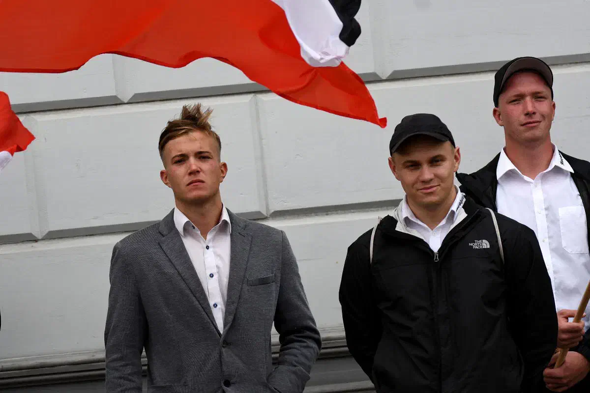Als Ersatzredner konnte dann das Braunschweiger JN-Mitglied Lasse Richei (links im Bild) das Mikrophon ergreifen.