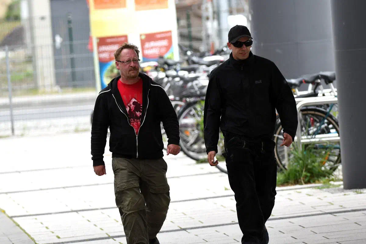 Wie bereits in Vienenburg wurde durch Dieter Riefling (links im Bild) eine Kundgebung in unmittelbarer Nähe des Bahnhofes angemeldet.