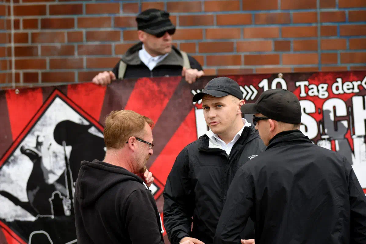 Doch auch hier erhielt Dieter Riefling sehr zum Unmut der beteiligten Neonazis erneut ein Redeverbot. Stattdessen traten erneut Joost Nolte (Bildmitte) und der bereits erwähnte Lasse Richei mit Redebeiträgen in Erscheinung.