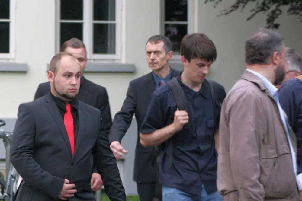 Eine Auflage für die Nutzung der städtischen Räumlichkeiten war die Bereitstellung von Sicherheitspersonal. Die vor Ort tätigen Securities bedrohten im Nachgang der Veranstaltung Antifaschist*innen und versuchten diese körperlich zu attackieren.