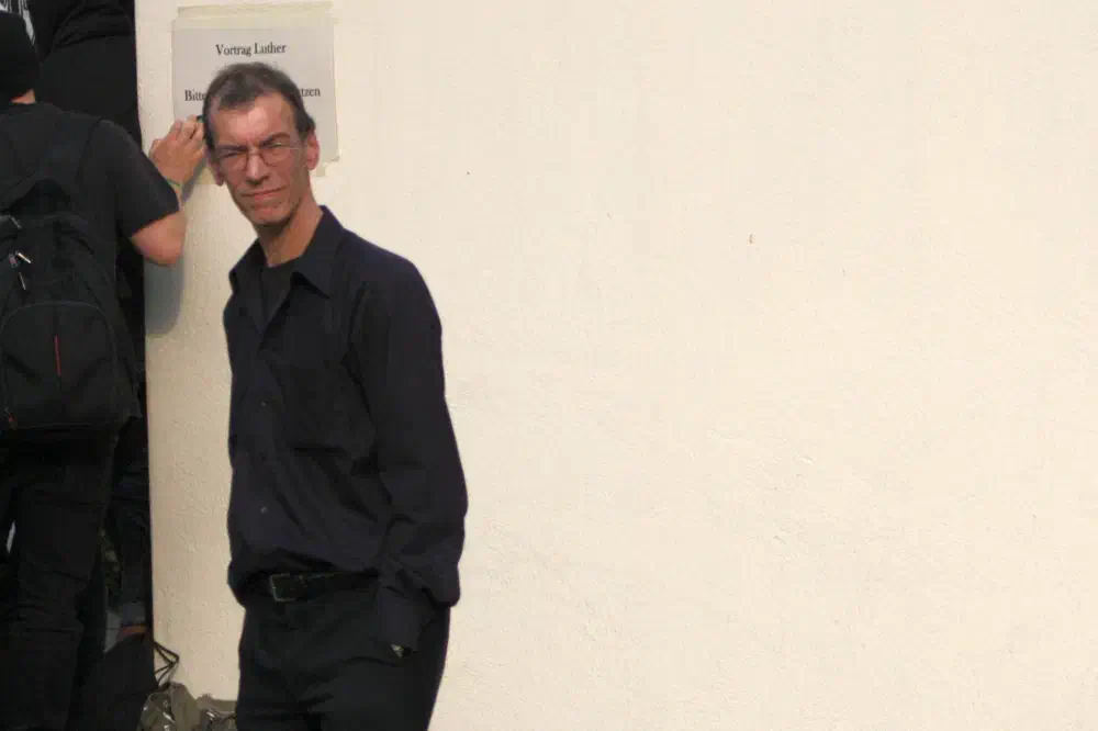 Für musikalische Untermalung am Klavier sorgte Martin Meyer. r Leiter der Musikschule in Bad Zwischenahn trat auch mehrmals im Kleinthetaer „Berliner Zimmer“ der bekannten Oldenburger Holocaustleugnerin Imke Barnstedt auf.