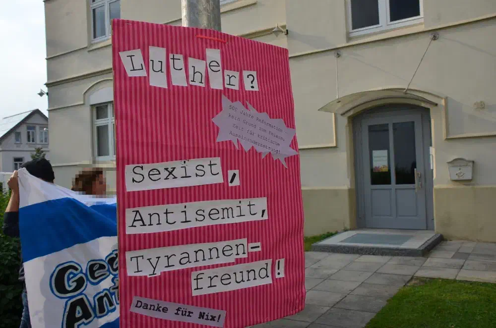 Mehr als 100 Menschen protestierten vor dem Eingang  gegen die völkisch-nationalistische Veranstaltung des „Oldenburger Kreises“.