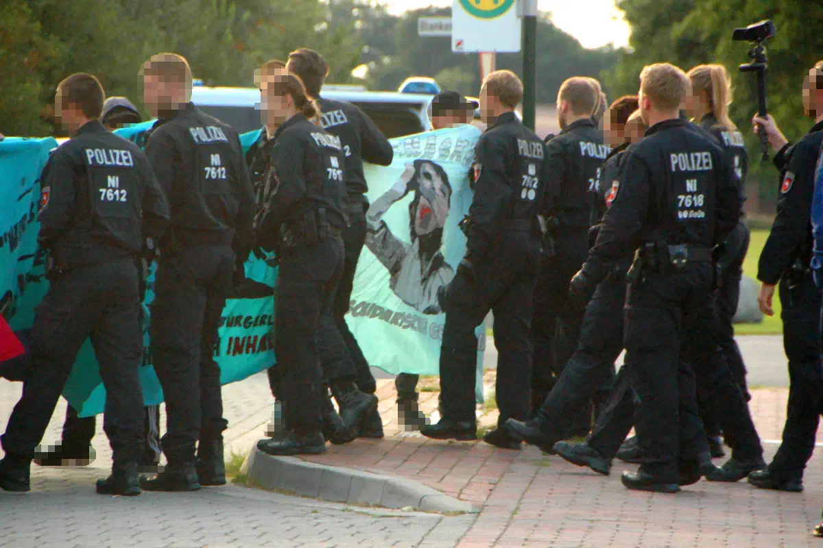 Es kam zu keinerlei Störungen der Veranstaltung. Dennoch kam es zu einer kleineren Auseinandersetzung zwischen den vor Ort eingesetzten Polizist*innen und den Demonstrant*innen. 