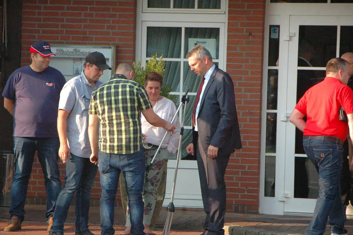 In der Bildmitte: Der Lehrer und Konrektor der Grundschule Ahlhorn Harm Rykena. Rykena ist u.a. Kreistagsmitglied im Landkreis Oldenburg und Kandidat zur Landtagswahl in Niedersachsen für die AfD. 