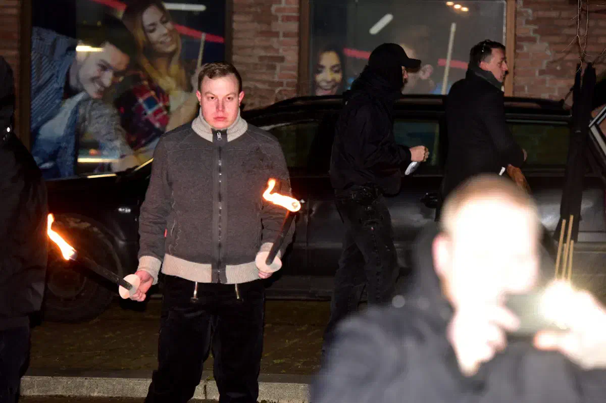 Die Neonazis erschienen mit Fackeln und Lautsprecheranlage.