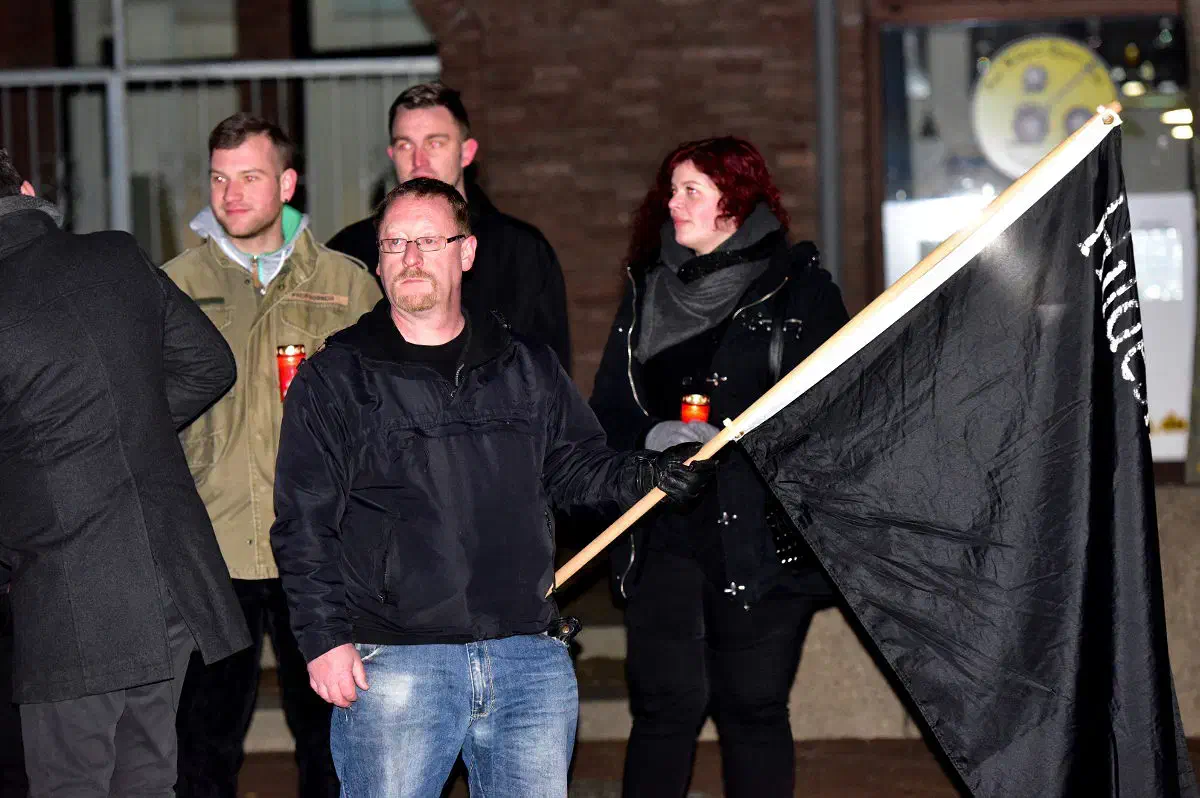 Zu den angekündigten Rednern der abendlichen Veranstaltung gehöhrte auch der langjährige Neonaziaktivist Dieter Riefling. Dieser musste jedoch wie bereits in der Vergangenheit auf einen Redebeitrag verzichten. Die Behörden untersagten ihm einen entsprechenden Auftritt. Auch die Beschreitung des Rechtsweges, welche die Neonazis kurzerhand anstrengten, führte zu nichts. Das Redeverbot blieb letztendlich bestehen. 