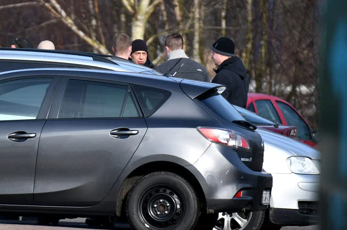 Anreisende Teilnehmer*innen wurden über den Autohof Bockel an der A1 zum späteren Veranstaltungsort geschleust. Hier, auf dem Anlaufpunkt in Bockel, erhielten anreisende Neonazis die entsprechenden Koordinaten des Veranstaltungsortes im etwa 30 Kilometer entfernten Karlshöfen.