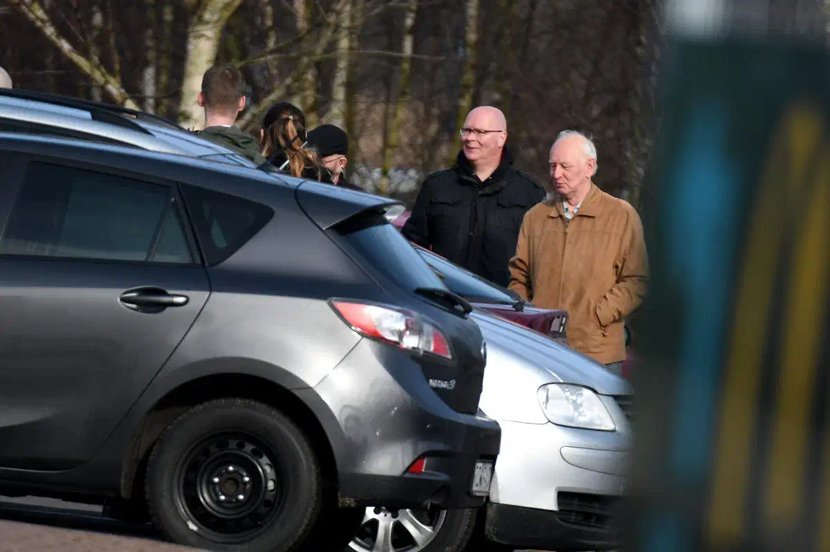 Der Schleusungs- bzw. Anlaufpunkt wurde für etwa eine Stunde aufrecht erhalten. Unbemerkt blieb das Vorgehen der NPD jedoch nicht. Ein starkes Polizeiaufgebot befand sich ebenfalls am Autohof Bockel und beobachtete das Geschehen.