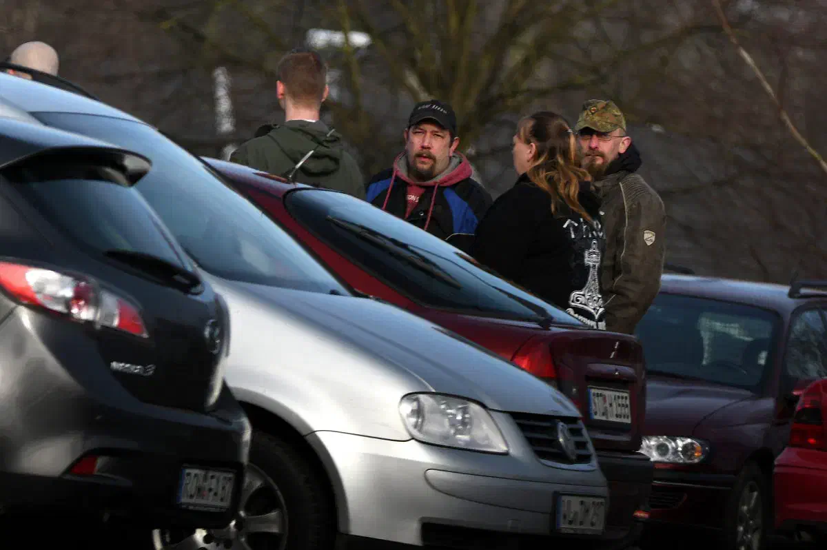 Veranstaltungsteilnehmer*innen welche zuvor den Schleusungspunkt aufsuchten wurden wenige Kilometer später von der Polizei gestoppt, Fahrzeuge und Insassen wurden kontrolliert.