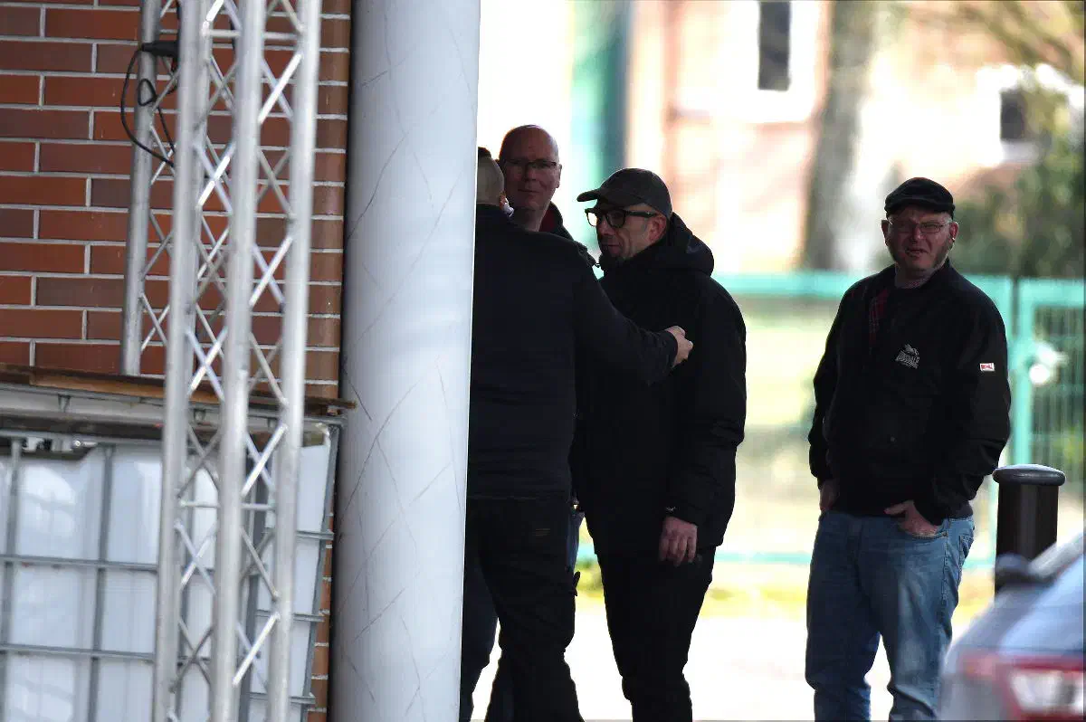 Neben dem Personal der neonazistischen NPD nahmen auch Anhänger*innen sogenannter "Freier Nationalisten", (parteilose Neonazis) wie unter anderem der langjährige Anti-Antifa-Aktivist Andreas Hackmann (Bildmitte) an der Veranstaltung teil.