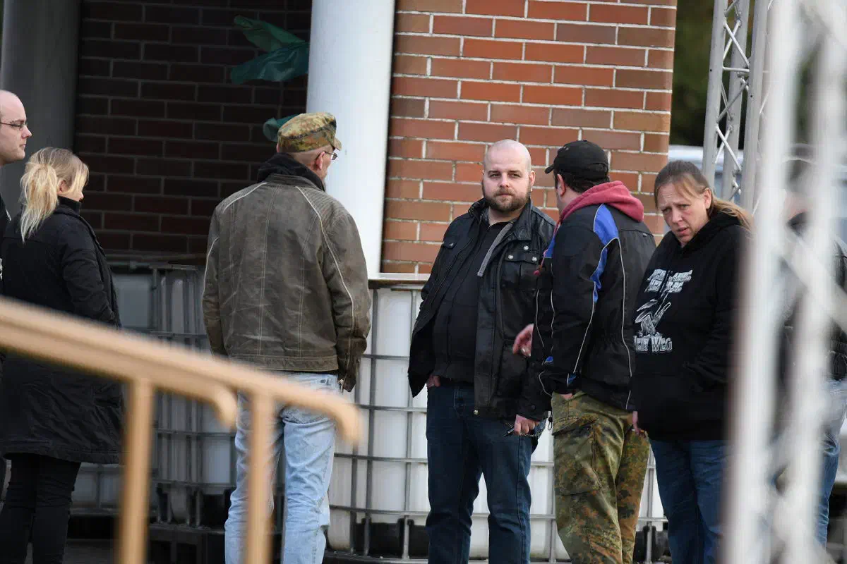Trotz dieser Krise mit welcher sich die NPD konfrontiert sieht, waren nur wenig Kader und Führungspersonen der NPD-Niedersachsen am vergangenen Wochenende in Karlshöfen vertreten. Neonazis aus der Region Zeven, Rotenburg und Bremervörde, in deren Region die Veranstaltung stattfand, fehlten fast gänzlich.